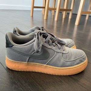 Nike kid sneaker (suitable for big kid or women)